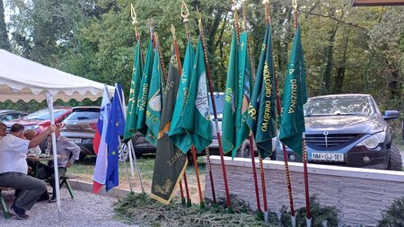 Lovska družina Metlika ob 80-letnici odprla nov lovski dom